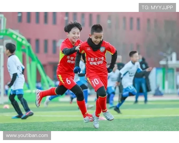 国安球员走进北京翡翠城小学开展足球公益课程传递足球精神 国安球员走进北京翡翠城小学开展足球公益课程传递足球精神